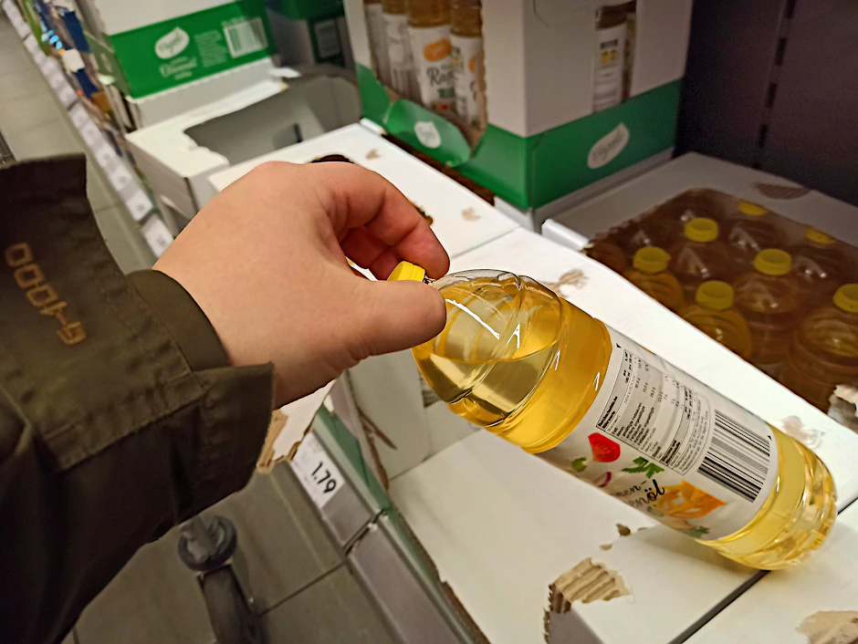 Der Handelsverband ruft dazu auf, keine Hamsterkäufe bei Nahrungsmitteln wie Sonnenblumenöl oder Mehl zu tätigen (Symbolbild).