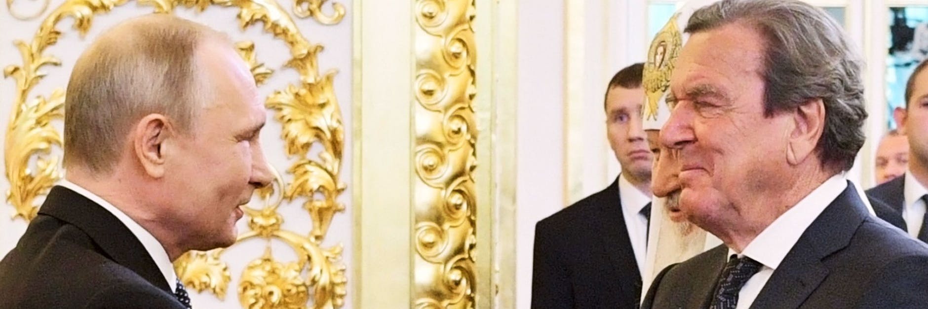 Wladimir Putin (l.) und Gerhard Schröder bei einem Treffen im Kreml im Mai 2018.