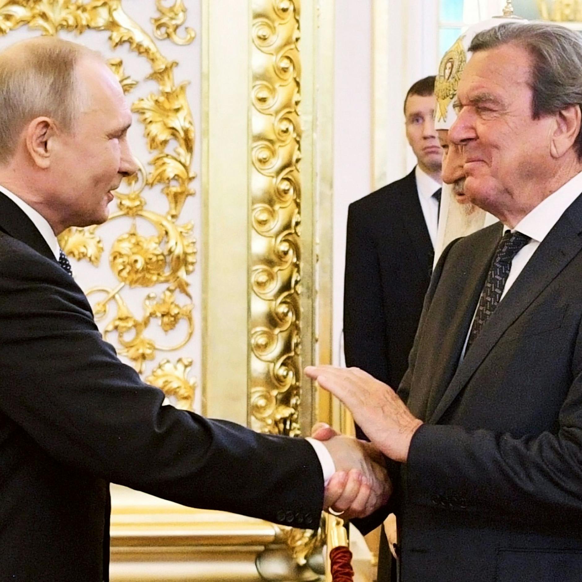 Ex-Kanzler Schröder in Moskau: Das ist bisher über die rätselhafte Russland-Reise des Putin-Freundes bekannt