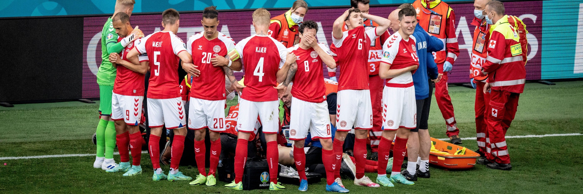 Der Schock bei der EM im Sommer 2021: Christian Eriksen wird auf dem Rasen animiert, während seine dänischen Mitspieler einen Kreis um ihn bilden.