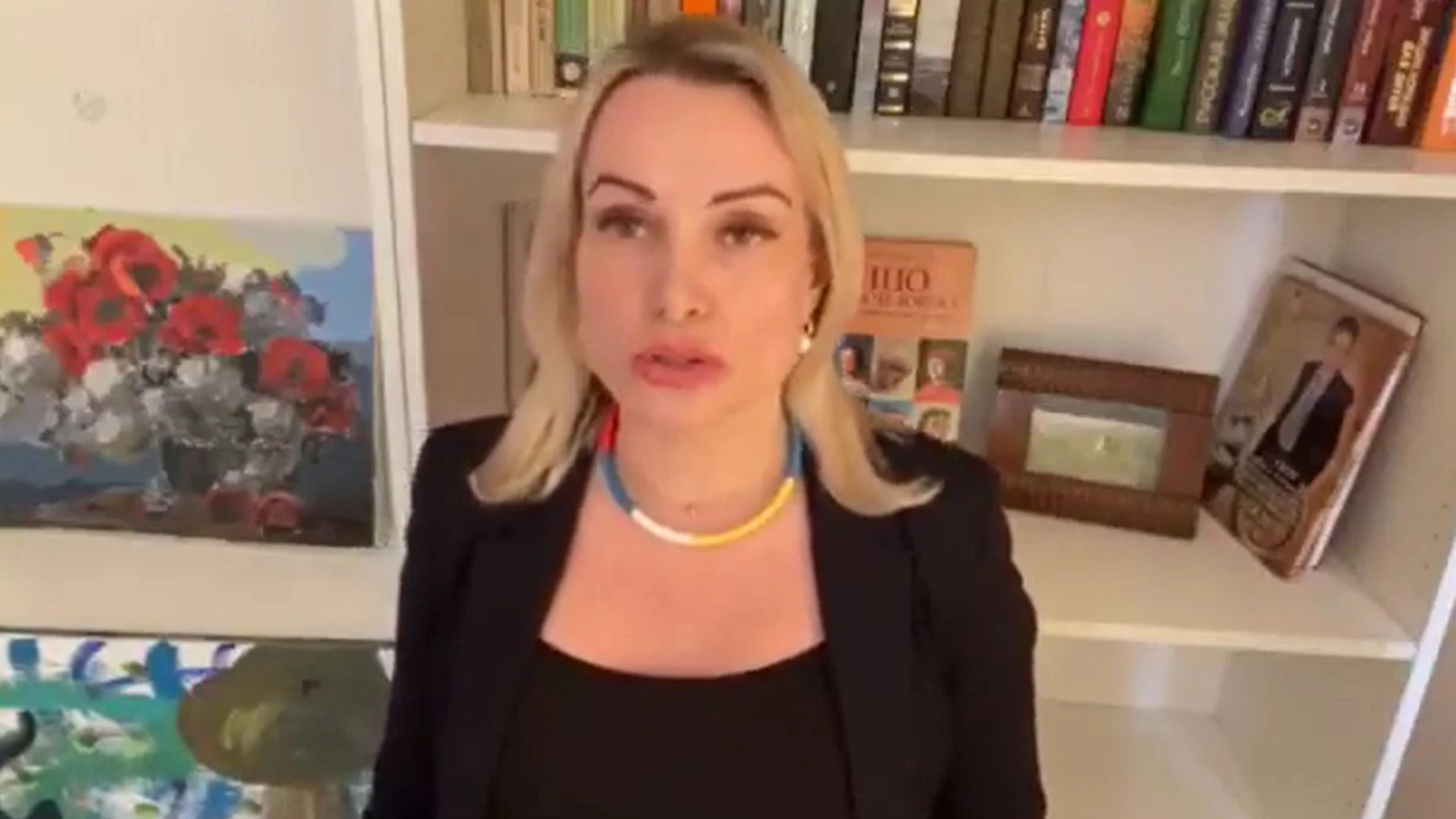 Ein Screenshot des Videos, das Marina Owsjannikowa kurz vor ihrem Auftritt auf Twitter postete.