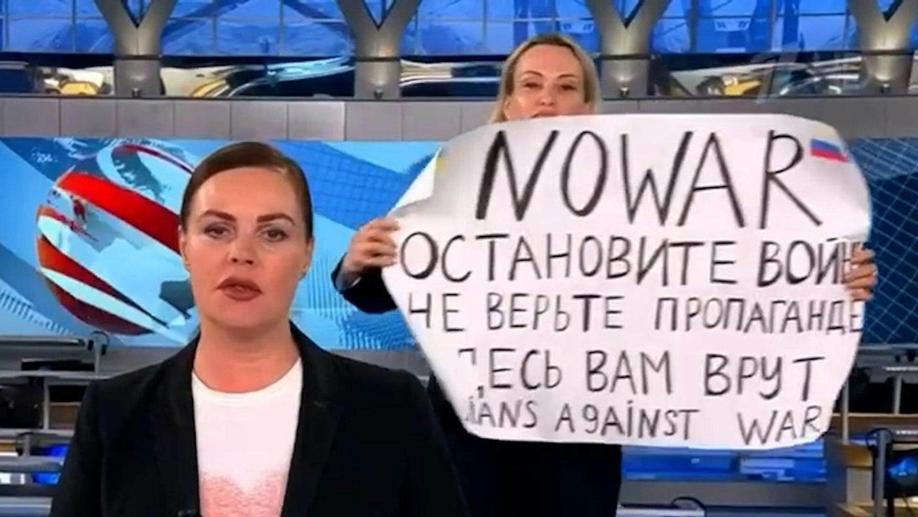 Marina Owsjannikowa hält während einer Sendung des russischen Staats-TV ein Schild mit der Aufschrift „Stoppt den Krieg. Glaubt der Propaganda nicht. Hier werdet ihr belogen“ ins Bild.