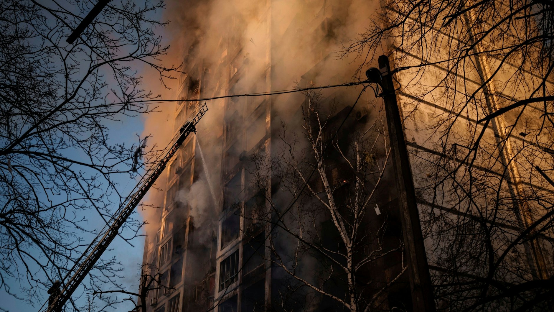 Nach russischem Beschuss: Die Feuerwehr kämpft gegen einen Hochhausbrand in Kiew.
