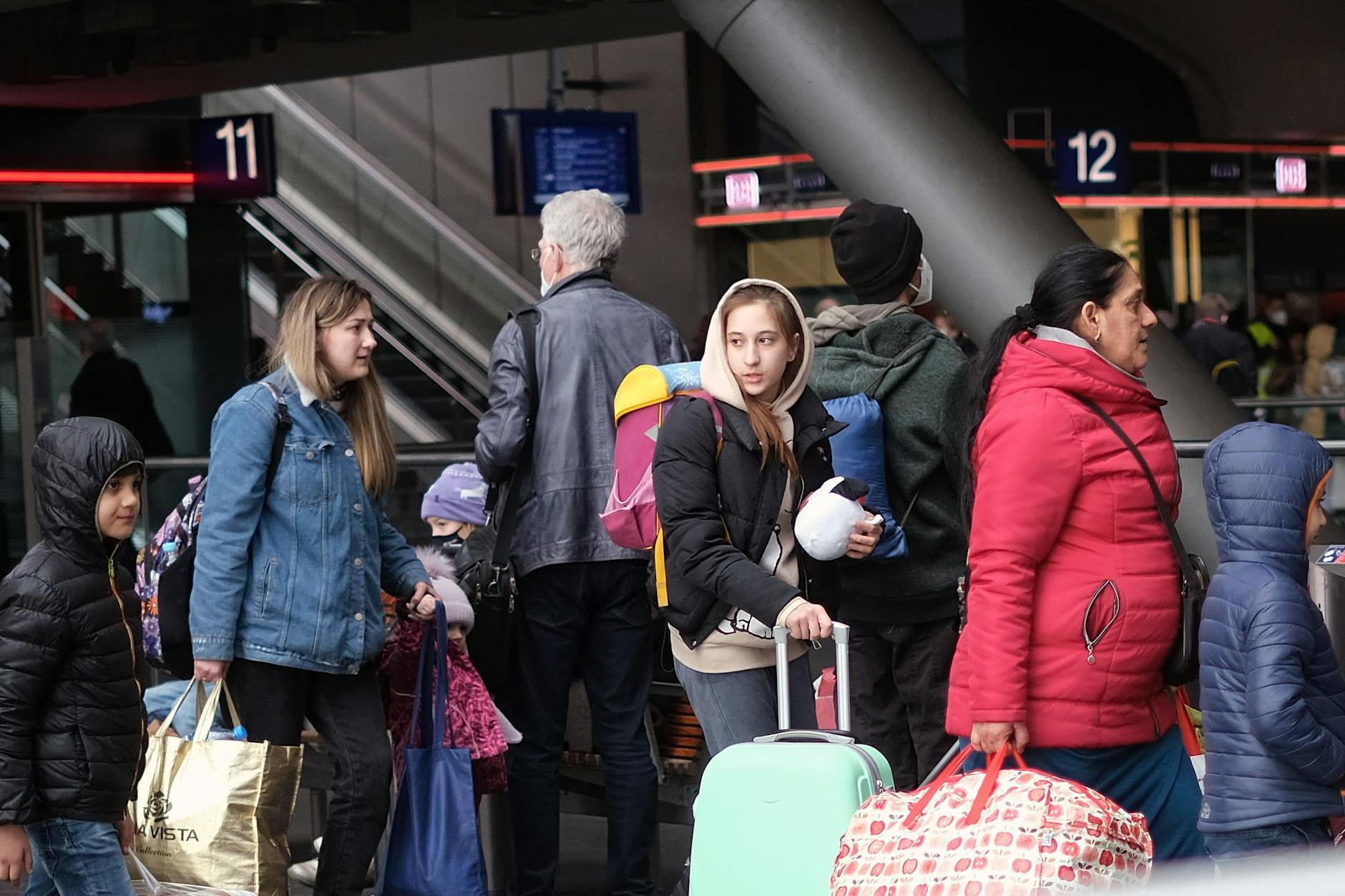 Flüchtlinge aus der Ukraine kommen am Berliner Hauptbahnhof an.