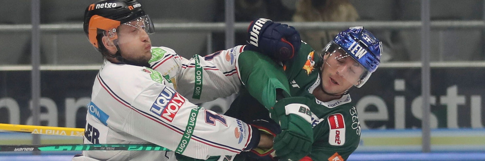 Eisbären-Kapitän Frank Hördler (l.) wehrt sich mit allem, was er hat, gegen Augsburgs Adam Payerl.