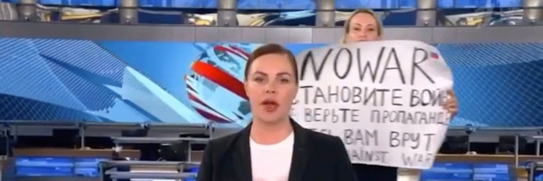 Bei ihrer Protestaktion merkte Marina Owsjannikowa zuerst nicht, dass ihr Plakat vom Kopf der Moderatorin teilweise verdeckt war.