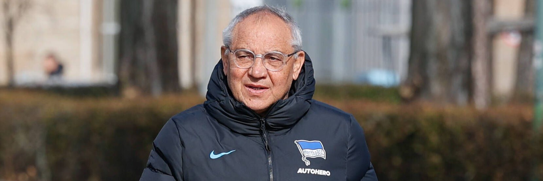 Chefcoach Felix Magath in der Hertha-Trainingsjacke. Vor einer Woche hatte er noch ein gemütliches Leben mit seiner Familie in München.