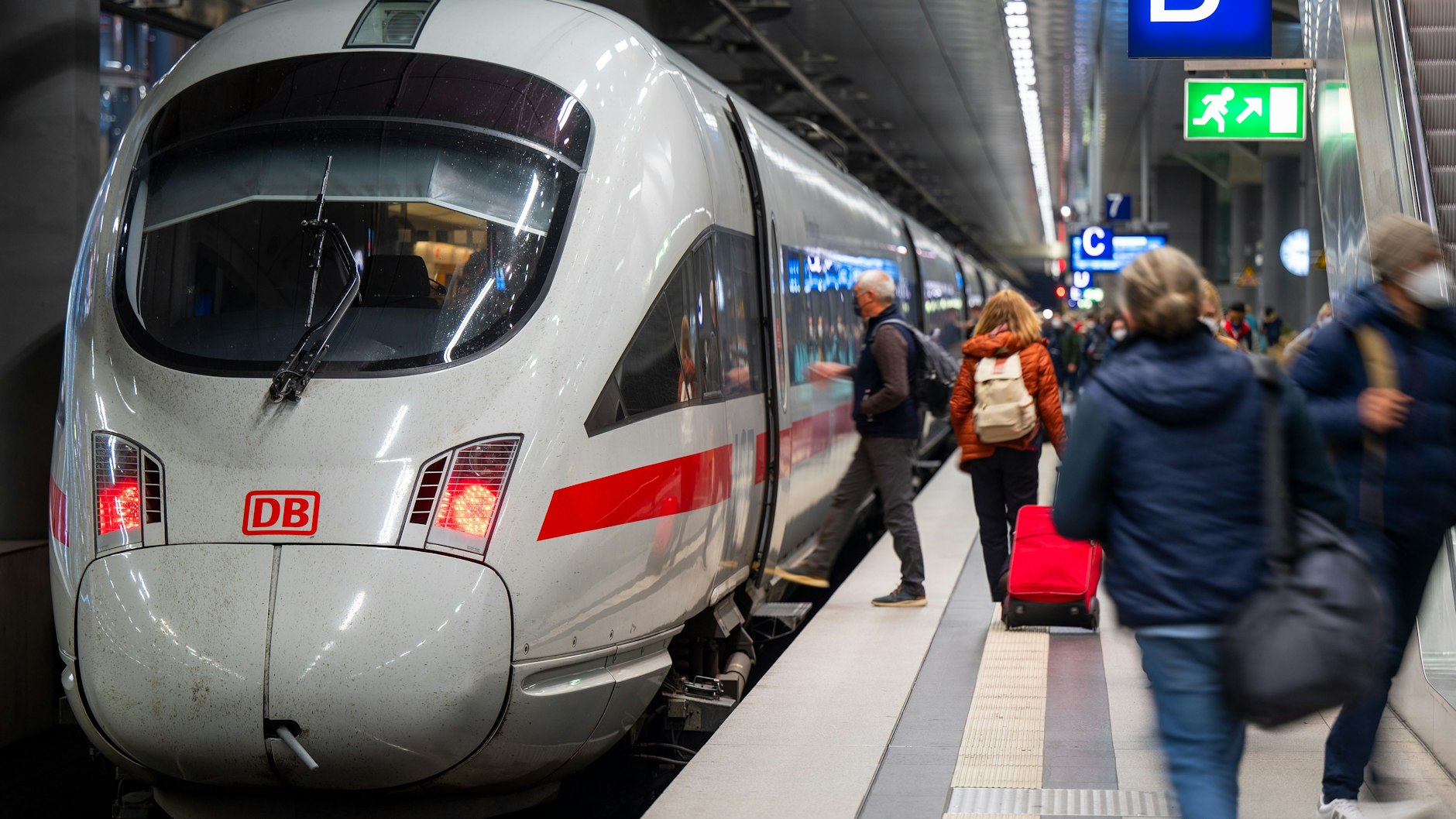 Einsteigen bitte! Ein Intercity Express, kurz ICE, hält im Berliner Hauptbahnhof.
