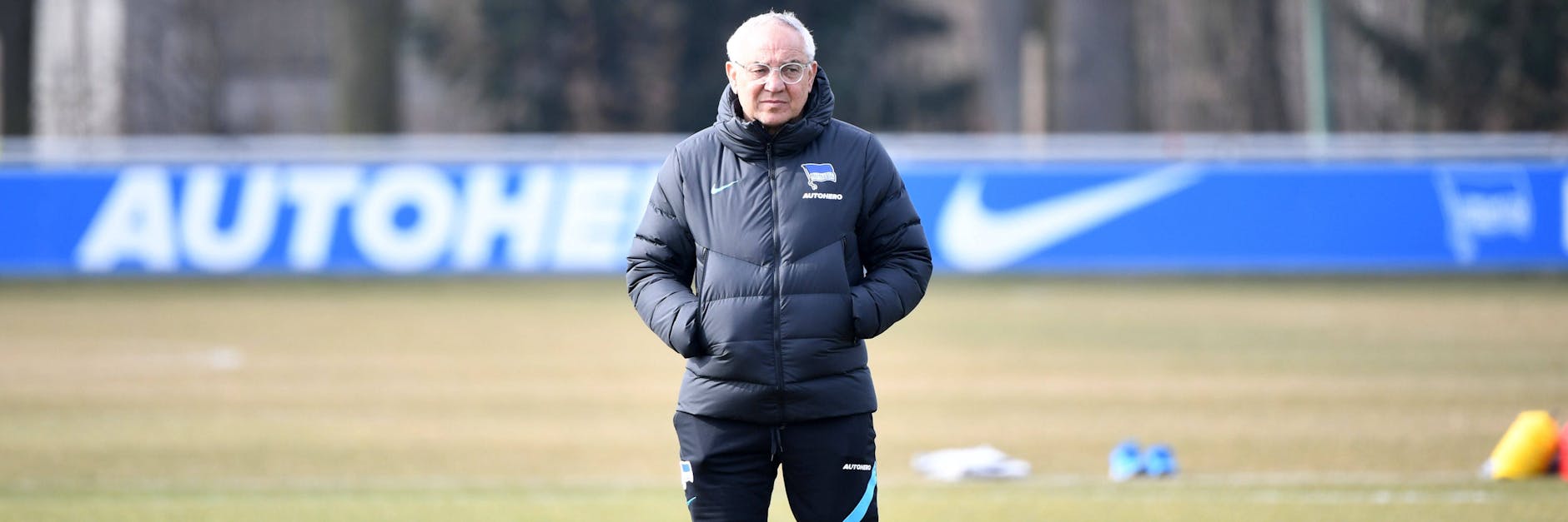Trainer Felix Magath hat beim Training alles im Blick.