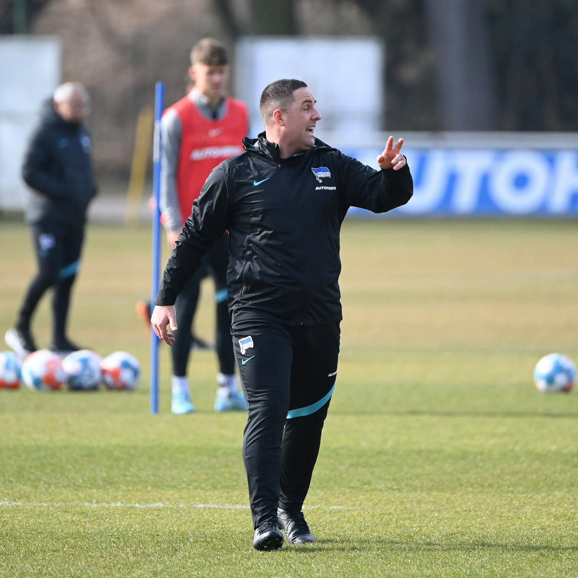 Magaths Co-Trainer Mark Fotheringham gab den Ton bei den Übungen an.