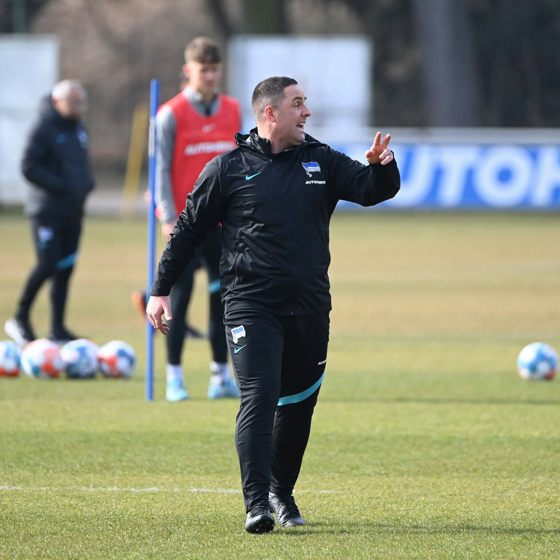 Magaths Co-Trainer Mark Fotheringham gab den Ton bei den Übungen an.