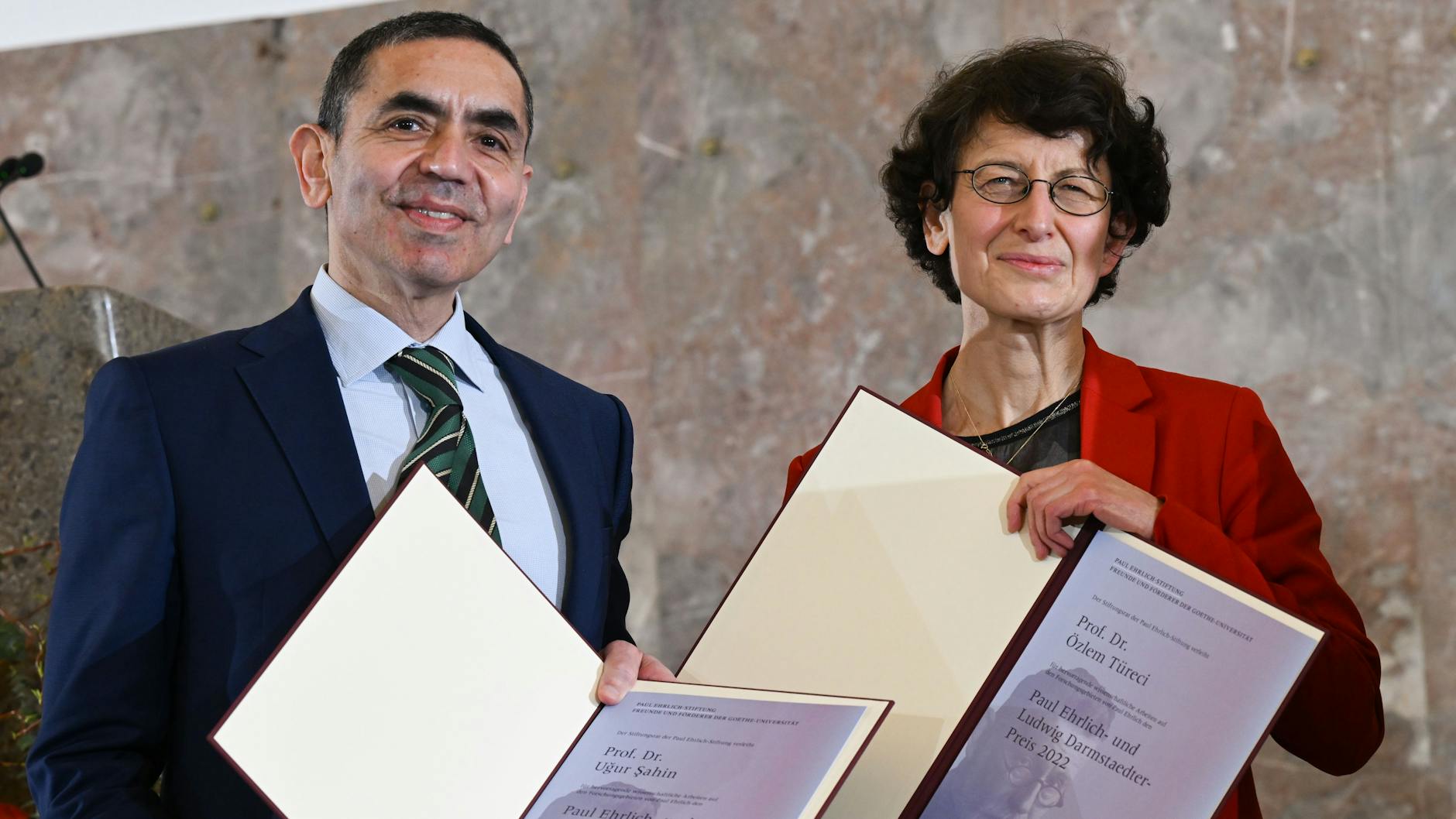 Ugur Sahin und Özlem Türeci am Montag in der Frankfurter Paulskirche