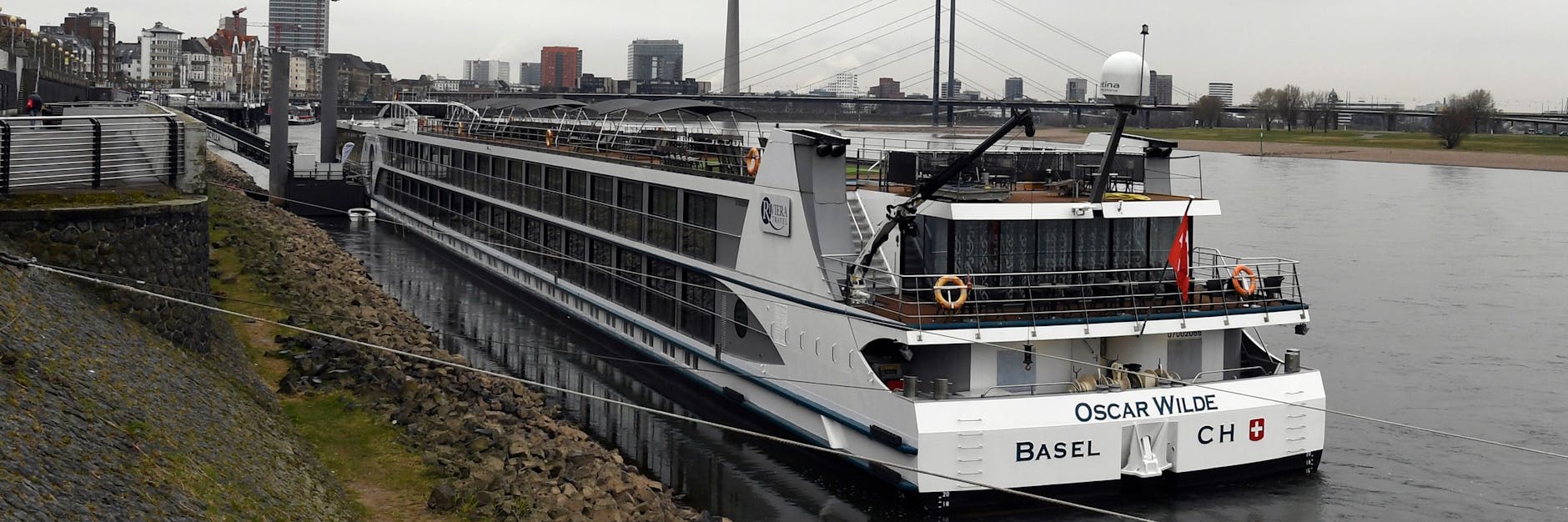 Das Hotelschiff Oscar Wilde, das als Unterkunft für Flüchtlinge genutzt wird, liegt am Rheinufer. Auf einem Schiff ist eine junge Frau vergewaltigt worden. Zwei Verdächtige seien festgenommen worden, sagte ein Polizeisprecher am Dienstagmorgen.