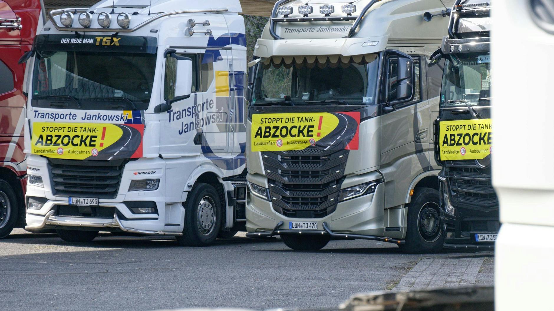 Bei einer Lkw-Demonstration wird der Ärger über die hohen Kraftstoffpreise deutlich. Schilder mit der Aufschrift "Stopp die Tankabzocke" sind zu lesen.