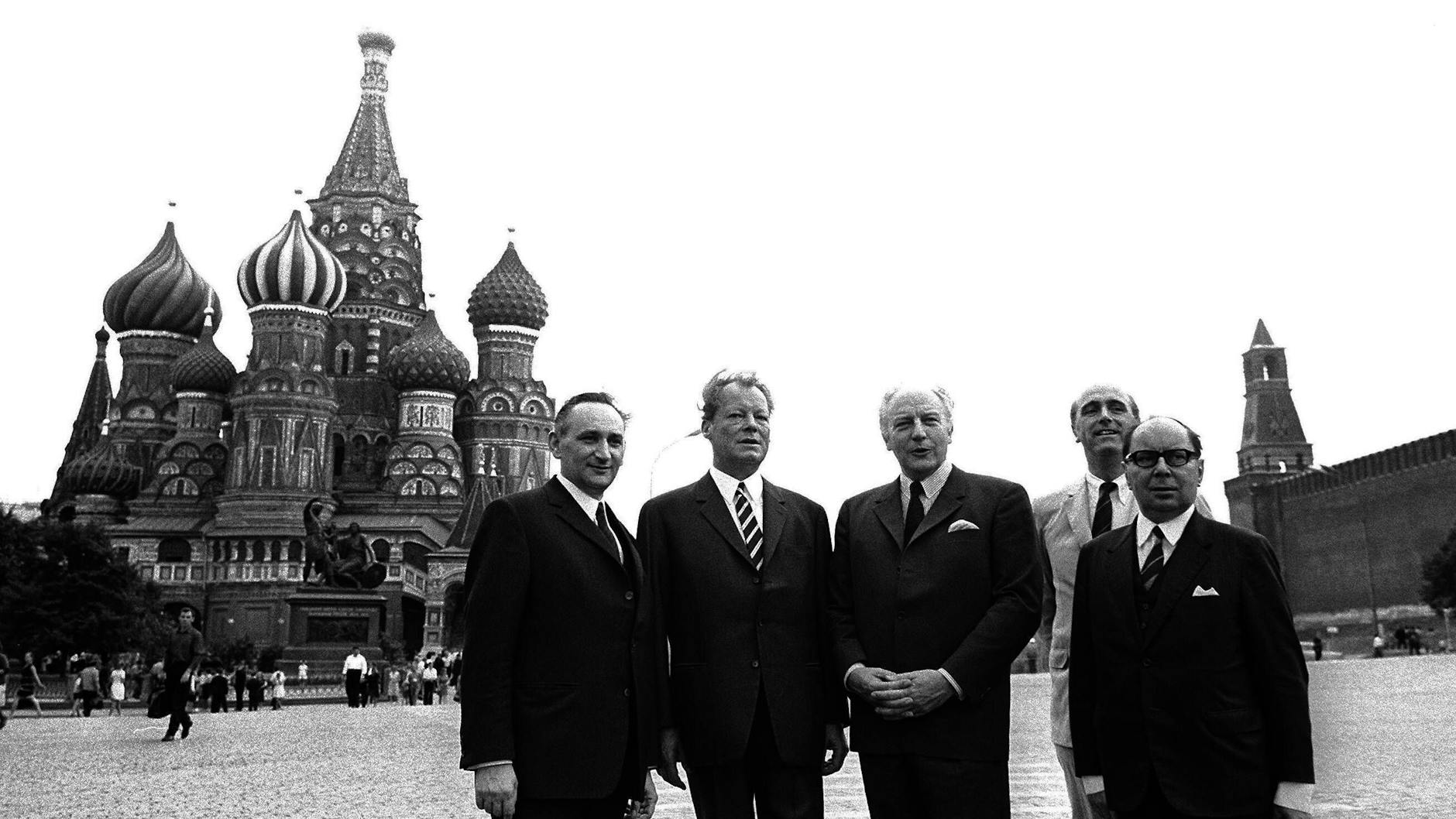 Von links nach rechts: Egon Bahr, Bundeskanzler Willy Brandt, Außenminister Walter Scheel, Rüdiger von Wechmar und Paul Frank auf dem Roten Platz vor der Basilius-Kathedrale in Moskau.