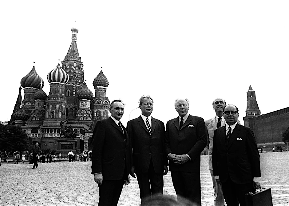 Von links nach rechts: Egon Bahr, Bundeskanzler Willy Brandt, Außenminister Walter Scheel, Rüdiger von Wechmar und Paul Frank auf dem Roten Platz vor der Basilius-Kathedrale in Moskau.