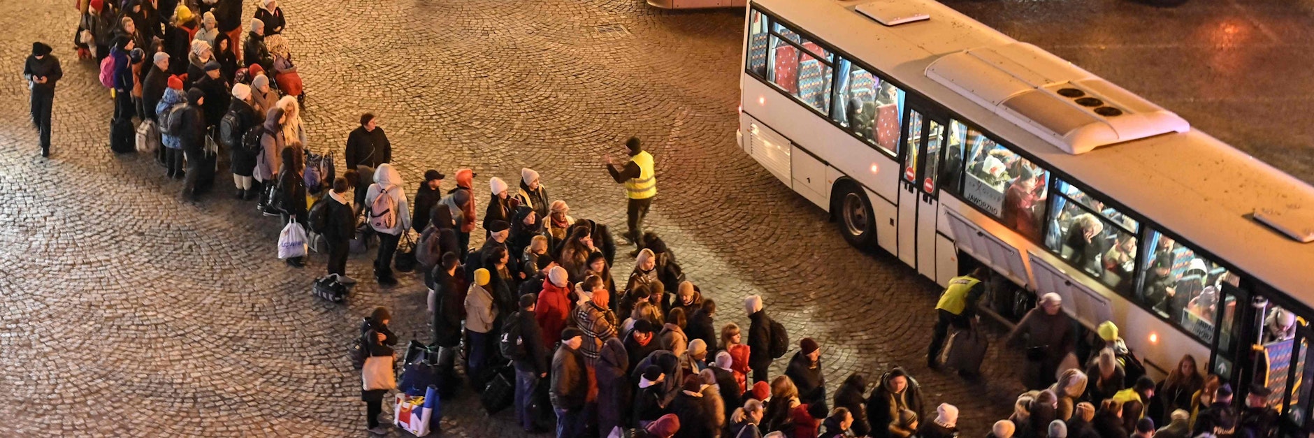 Flüchtende Menschen aus der Ukraine warten im polnischen Przemysl auf Busse, die am andere Orte in dem Land bringen werden. Laut UN sind bereits mehr als drei Millionen Menschen vor der russischen Invasion in ihrem Land geflohen.