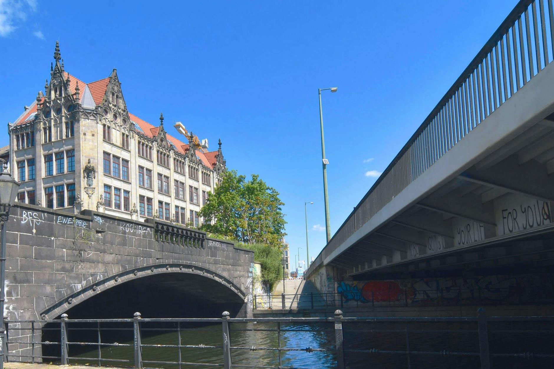 Links die Alte und rechts die Neue Gertraudenbrücke in Mitte an der Leipziger Straße. Die „Neue“ ist marode und wird abgerissen. Die „Alte“ wird saniert.