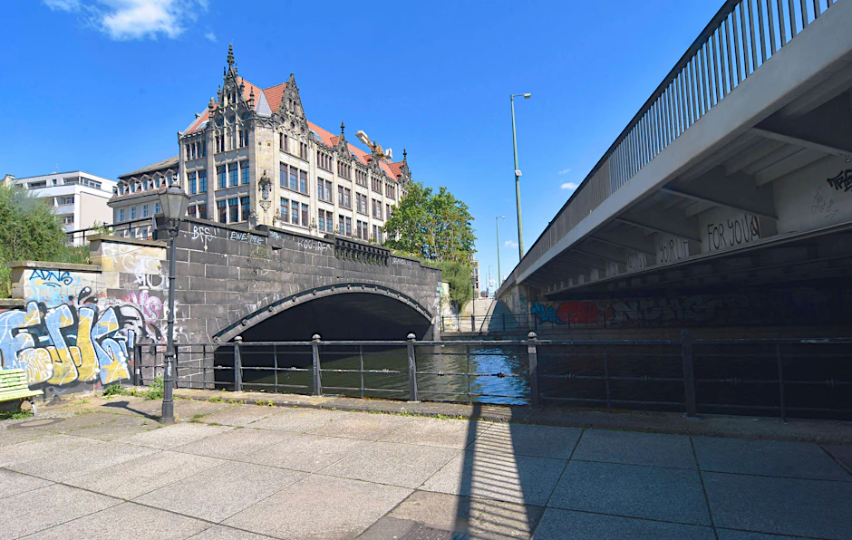 Links die Alte und rechts die Neue Gertraudenbrücke in Mitte an der Leipziger Straße. Die „Neue“ ist marode und wird abgerissen. Die „Alte“ wird saniert.