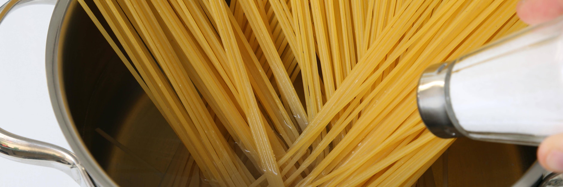 Wer Nudeln, Kartoffeln oder Gemüse kocht, gibt fast automatisch Salz ins Kochwasser.