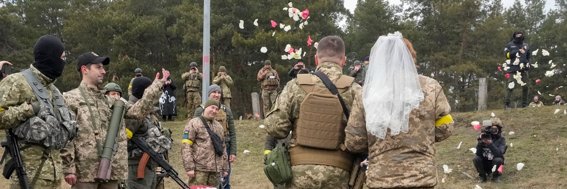 Hochzeitszeremonie an einem Kontrollpunkt in Kiew: Lesia Iwashchenko und Walerii Fylymonow geben sich das Jawort.