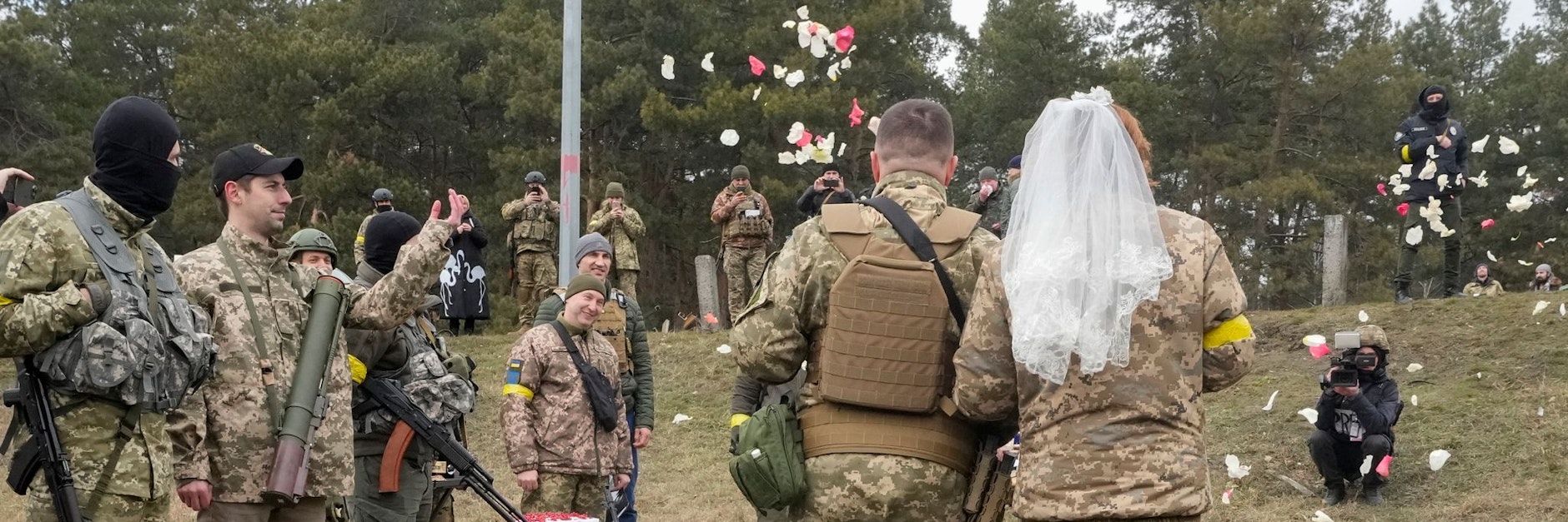 Hochzeitszeremonie an einem Kontrollpunkt in Kiew:&nbsp;Lesia Iwashchenko und Walerii Fylymonow geben sich das Jawort.