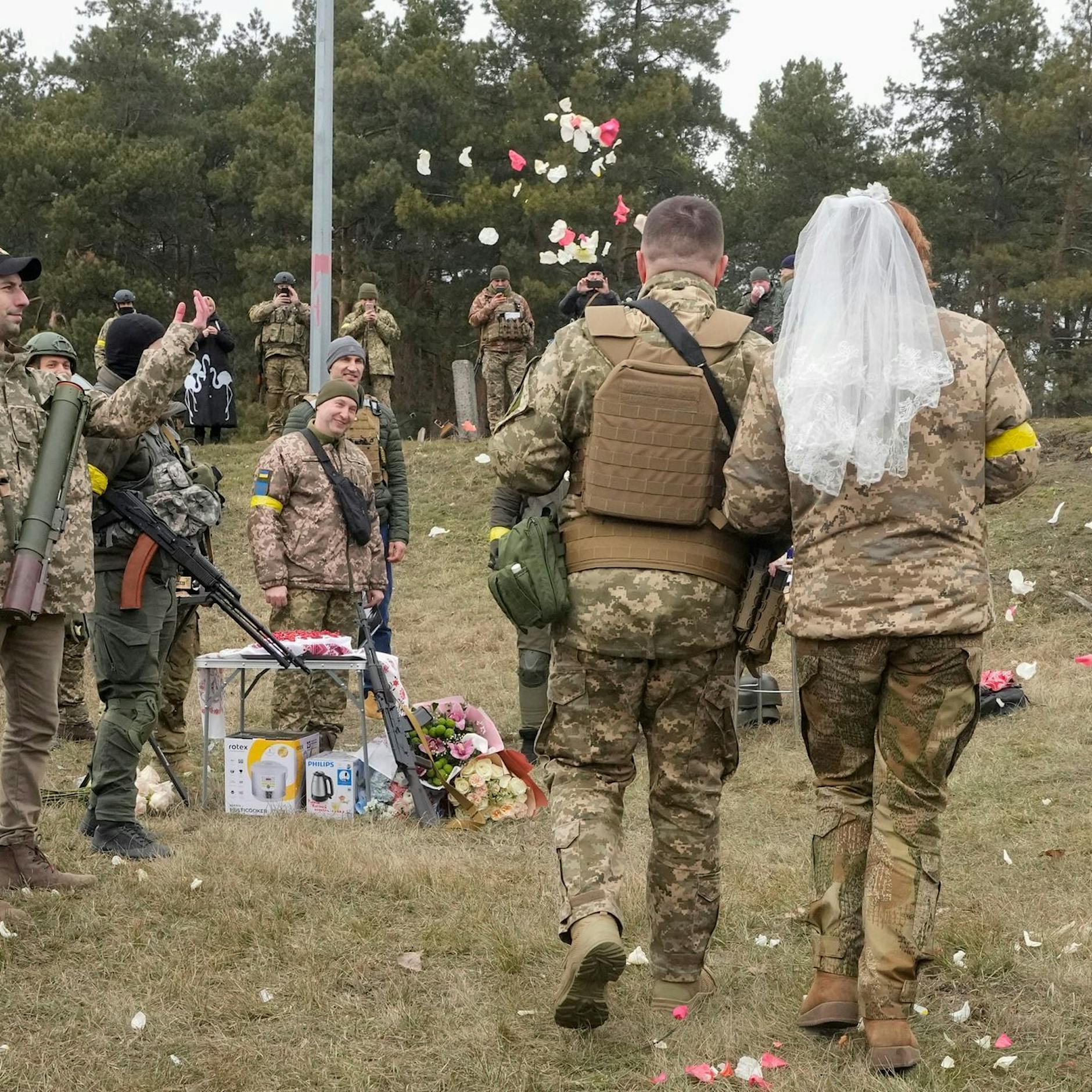 Mitten im Krieg! Mehr als 10.000 Paare in der Ukraine lassen sich trauen, über 10.000 Babys geboren