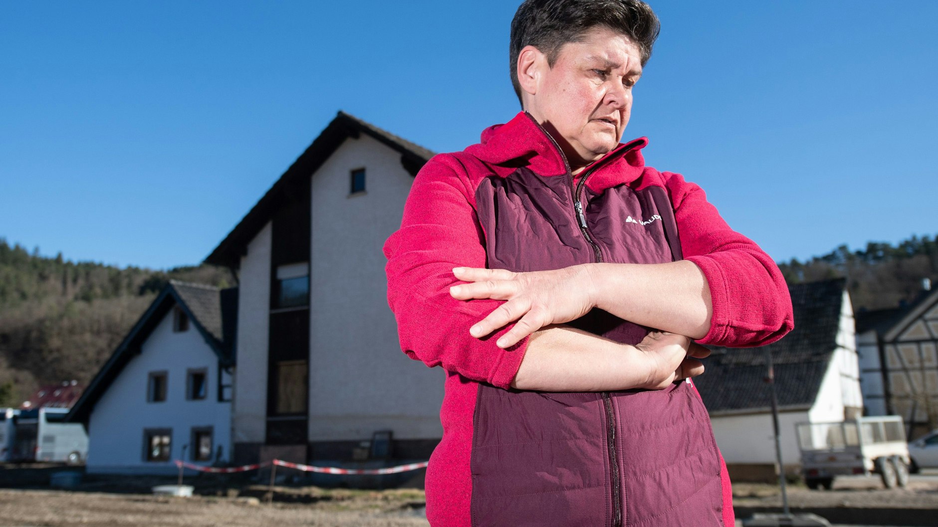 Manuela Göken steht vor ihrem ehemaligen Haus. Da das Gebäude durch die Flut stark beschädigt wurde, ist Göken mit ihrem Freund mittlerweile in einen anderen Ort gezogen.