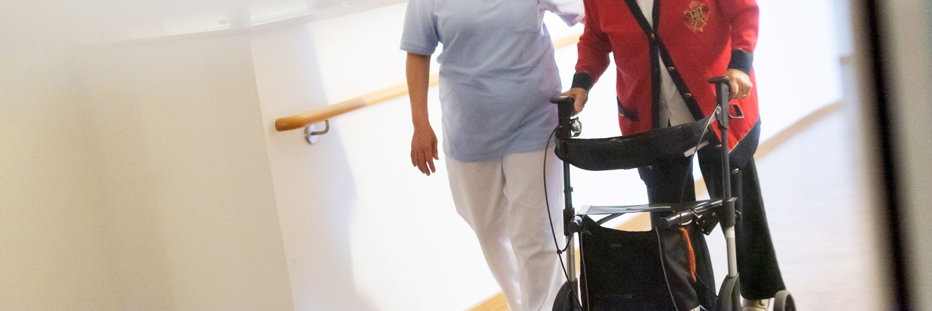 Ansprechen oder nicht? Experten raten, das Thema Impfung mit Pflegekräften angstfrei, aber auch vorurteilsfrei anzusprechen.