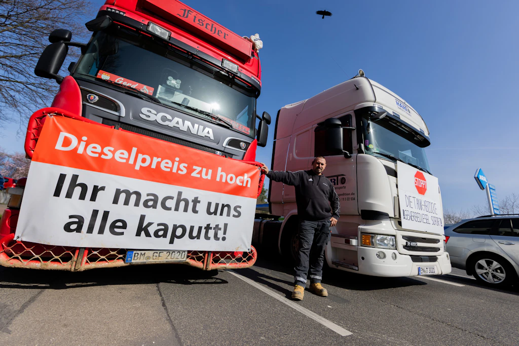 Proteste in Berlin: Lkw-Schleichfahrt gegen hohe Spritpreise