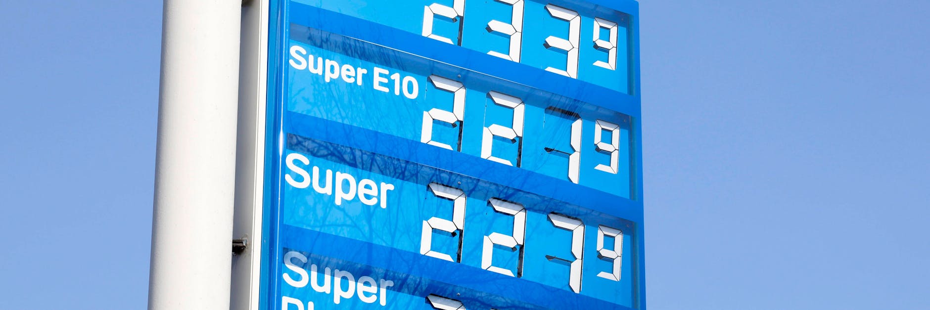 Benzin- und Dieselpreise bleiben auf Rekordniveau, obwohl Rohölpreise deutlich gesunken sind.