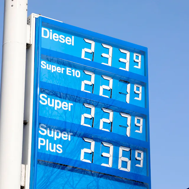 Ölpreise fallen massiv, doch Spritpreise bleiben super-teuer: Wer zockt uns da ab?