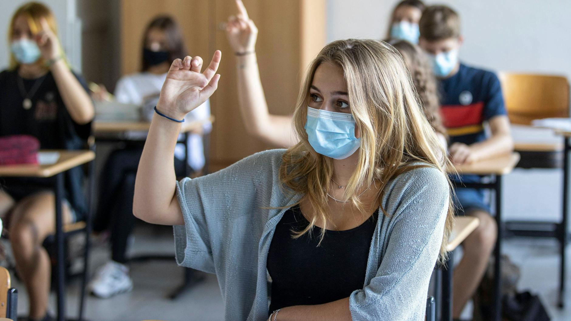 In Brandenburg soll die Maskenpflicht in Schulen zunächst bestehen bleiben (Symbolbild).