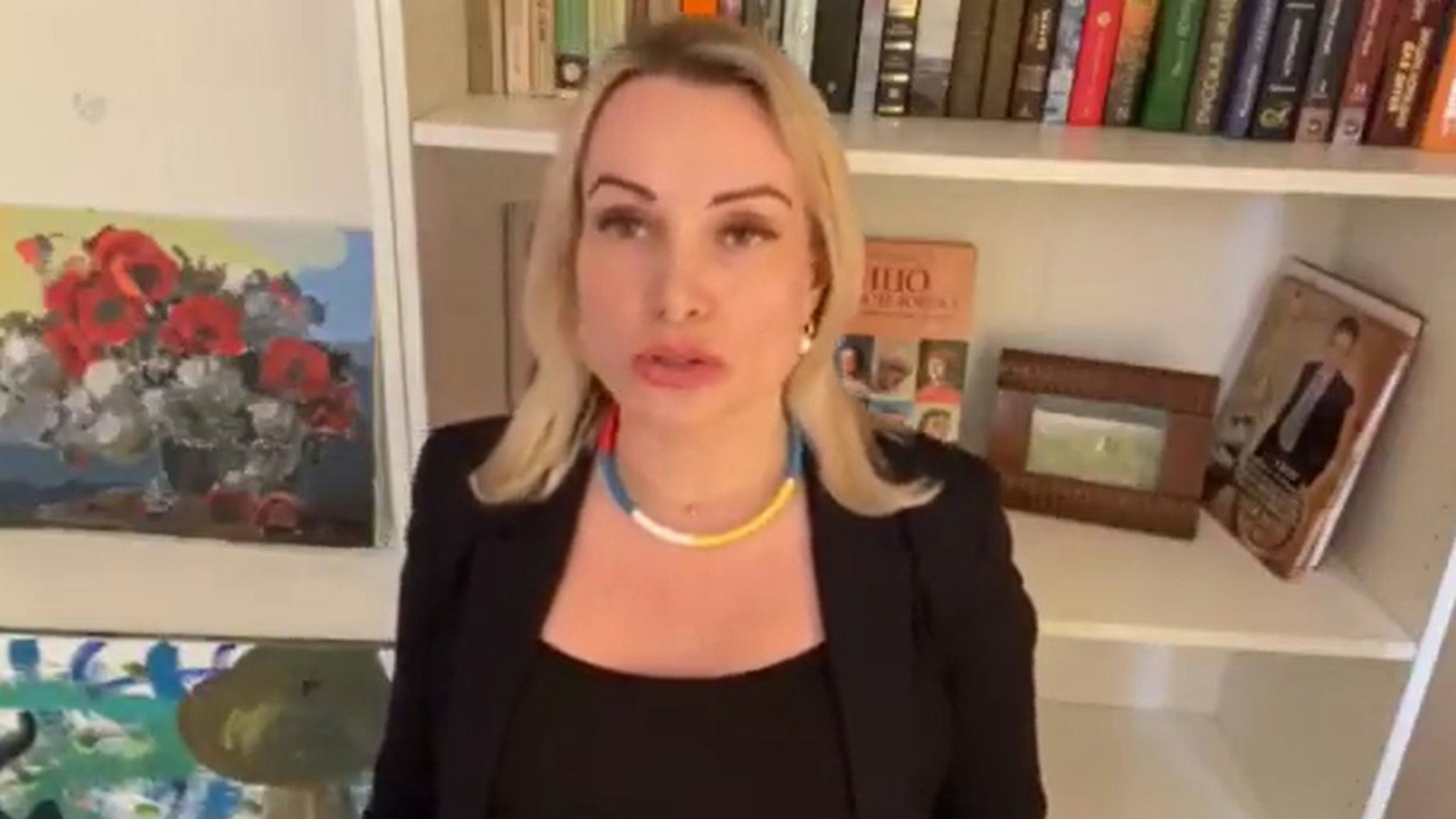 „Es liegt nur an uns, diesen ganzen Wahnsinn zu beenden. Geht demonstrieren! Fürchtet nichts! Sie können uns nicht alle einsperren“, sagte Marina Owsjannikowa in ihrer Videobotschaft.