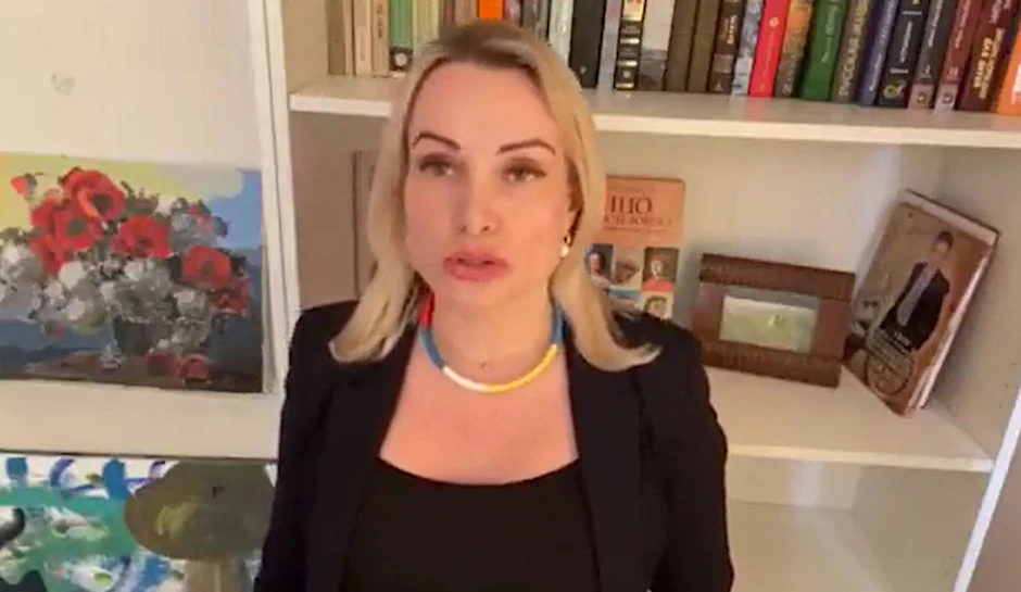 „Es liegt nur an uns, diesen ganzen Wahnsinn zu beenden. Geht demonstrieren! Fürchtet nichts! Sie können uns nicht alle einsperren“, sagte Marina Owsjannikowa in ihrer Videobotschaft.