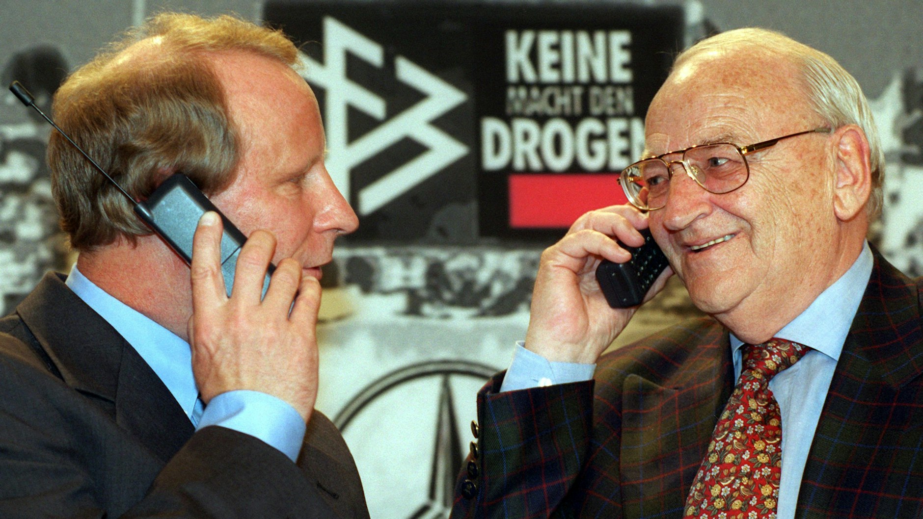 Der ehemalige Bundestrainer Berti Vogts (l.) und Egidius Braun hatten auch mit Handys immer einen guten Draht zueinander.