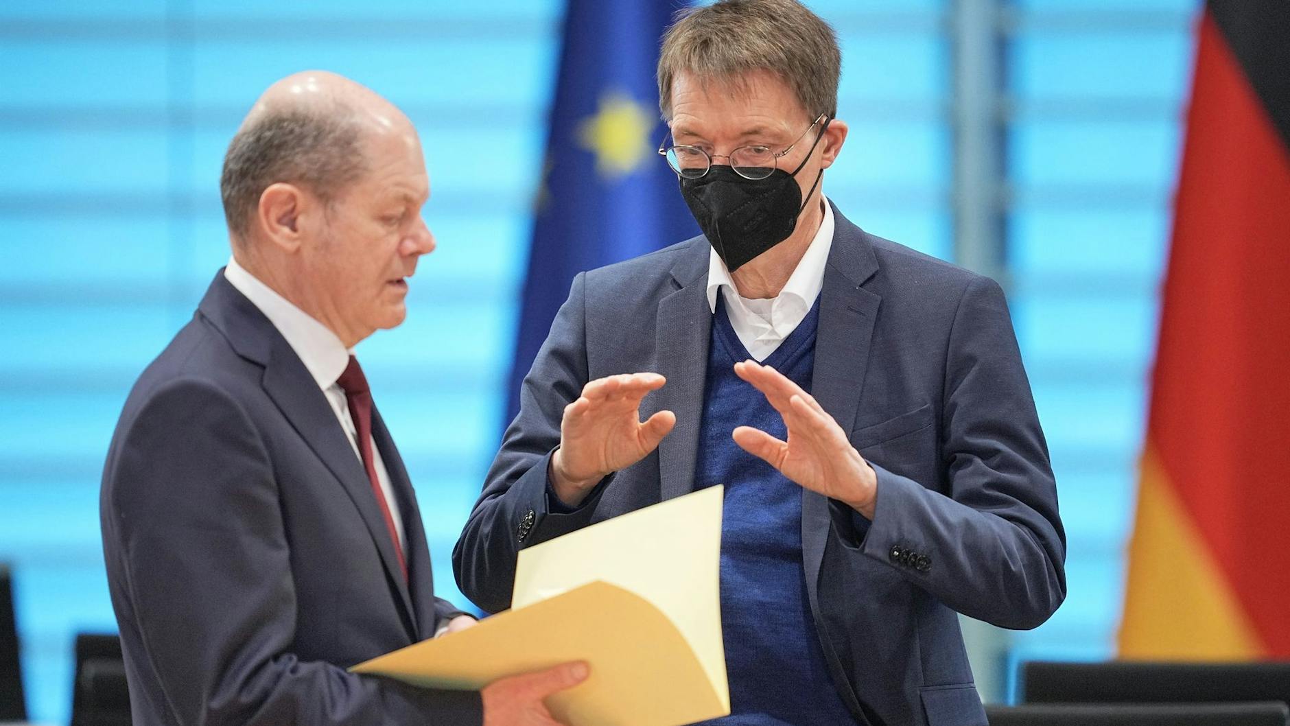 Kanzler Olaf Scholz (SPD) und Gesundheitsminister Karl Lauterbach (SPD) sind ins Gespräch vertieft.