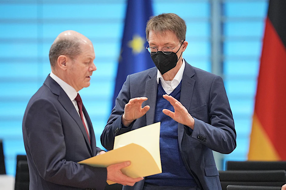 Kanzler Olaf Scholz (SPD) und Gesundheitsminister Karl Lauterbach (SPD) sind ins Gespräch vertieft.