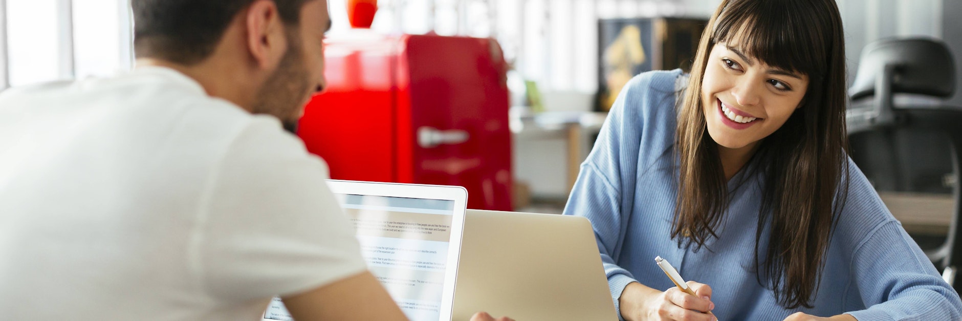 Die Homeoffice-Pflicht entfällt, doch am Arbeitsplatz gelten weiterhin Mindestabstände und weitere Schutzmaßnahmen.