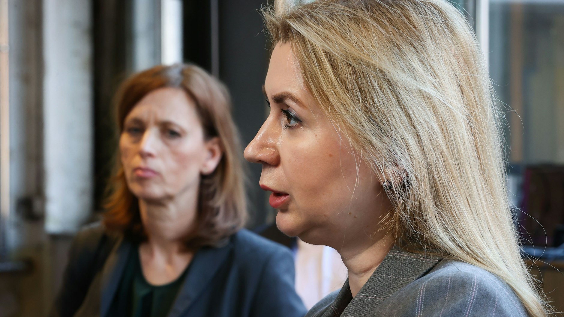Iryna Tybinka (r.), Generalkonsulin der Ukraine, spricht in Hamburg an der Seite von Karin Prien (CDU), Bildungsministerin von Schleswig-Holstein und Präsidentin der Kultusministerkonferenz 2022.