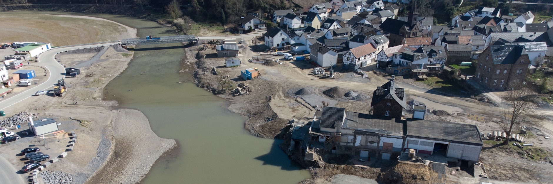 Die zerstörte, historische Bogenbrücke über die Ahr (Luftaufnahme mit einer Drohne). Zahlreiche Gebäude im ehemaligen Zentrum des Weinortes mussten abgerissen werden.