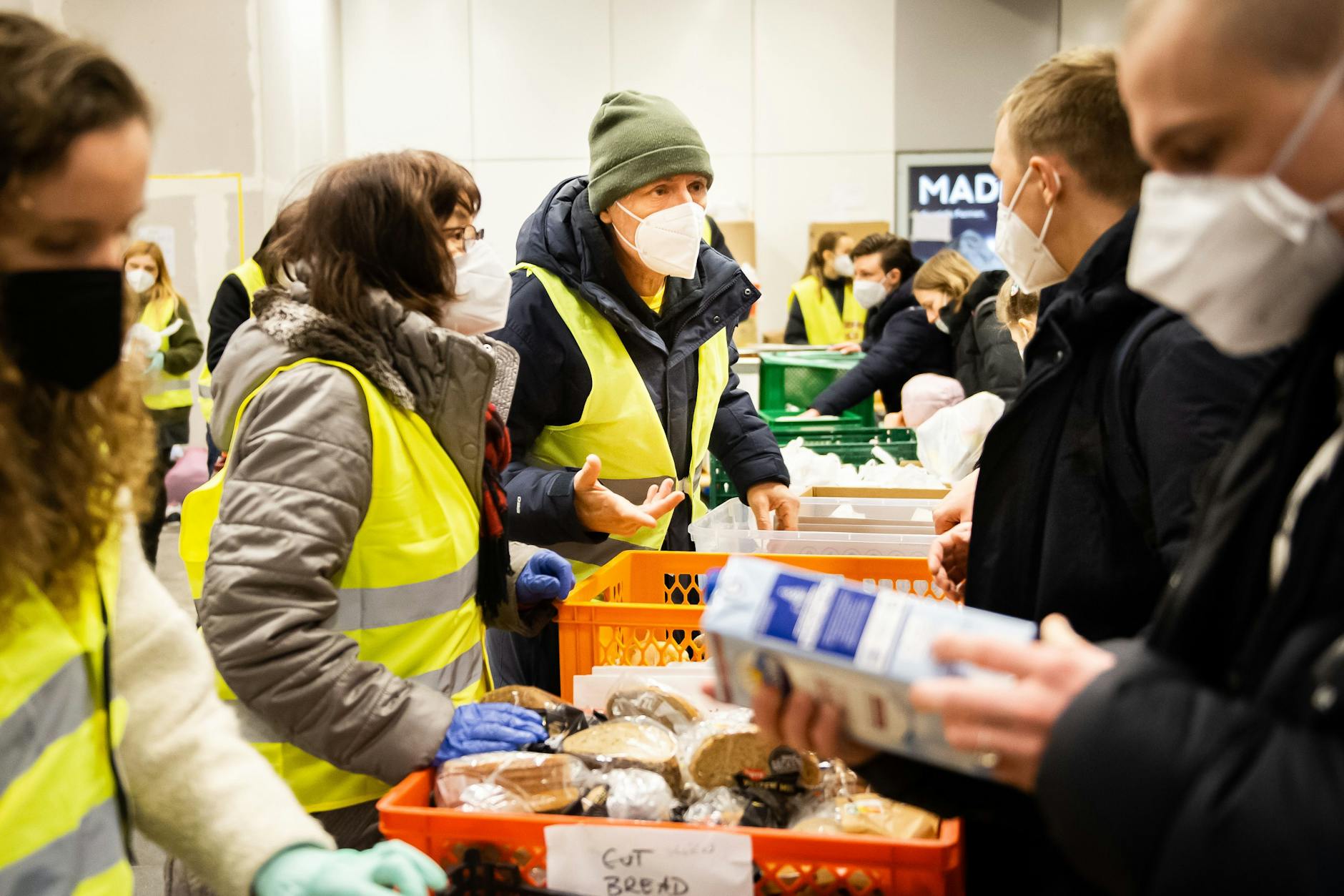 Freiwillige Helfer versorgen Flüchtlinge am Berliner Hauptbahnhof.