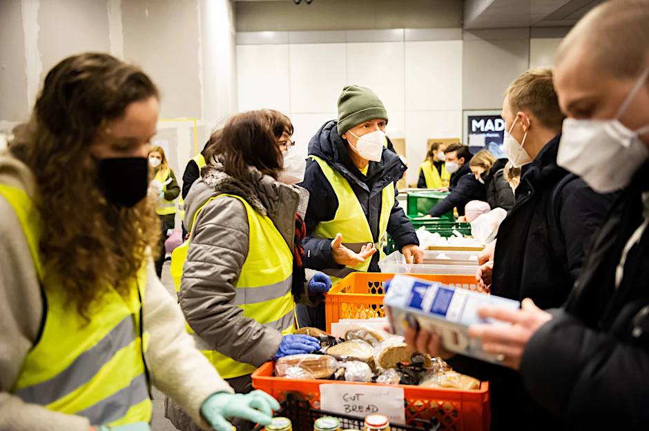 Freiwillige Helfer versorgen Flüchtlinge am Berliner Hauptbahnhof.