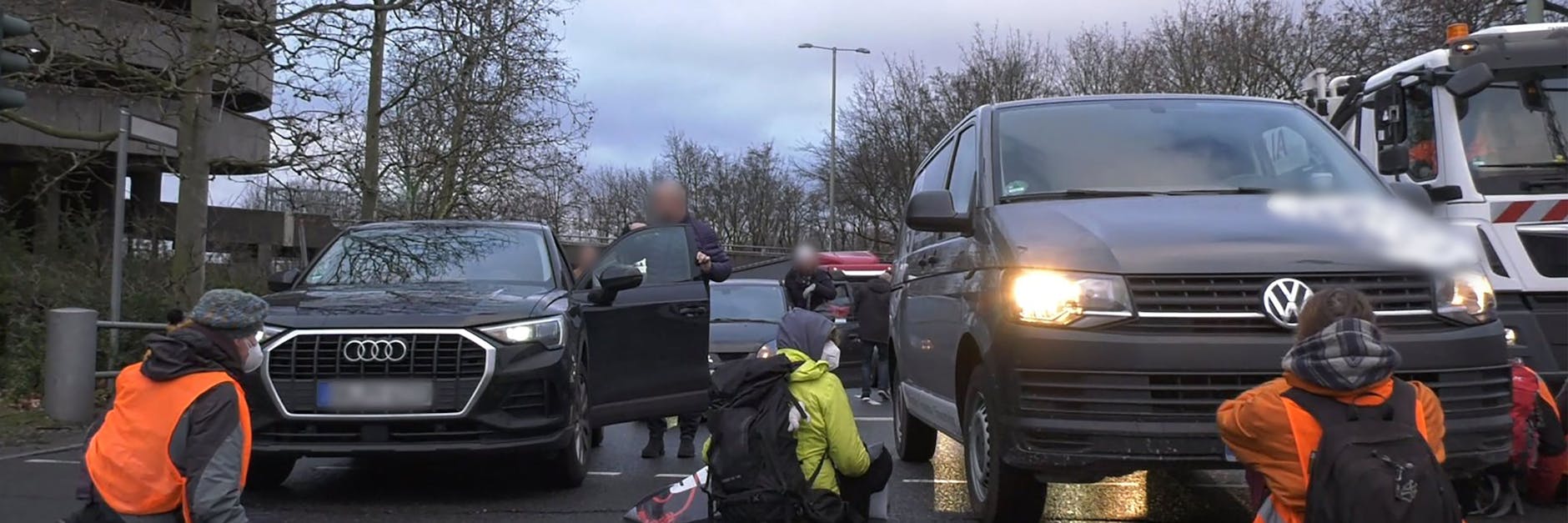 Klimaschützer blockieren Anfang Februar mit dem Slogan «Essen retten» die Abfahrt der Berliner Stadtautobahn A100 unweit des ICC.
