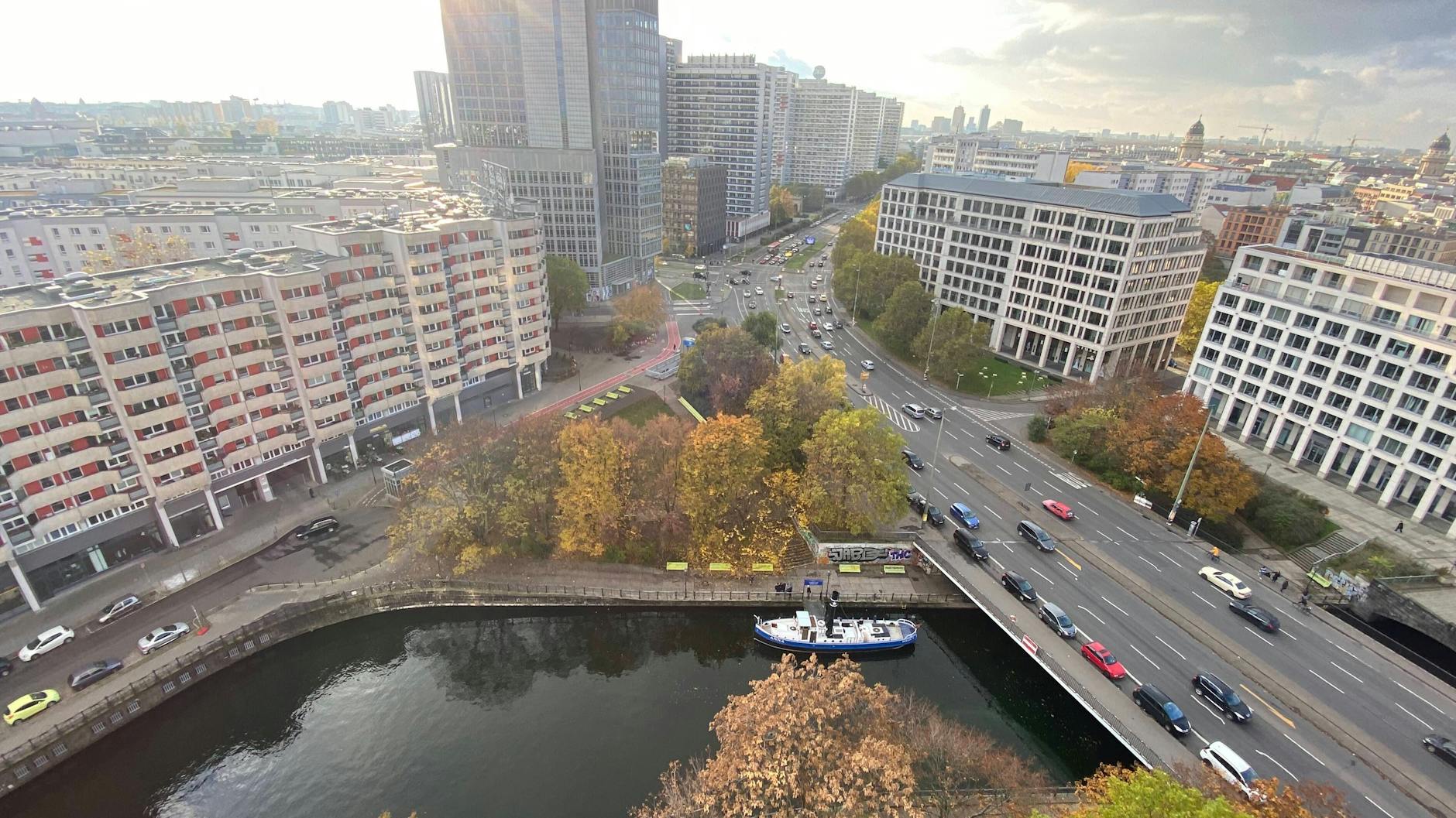 Der Spittelmarkt in Berlin-Mitte mit dem Spreekanal und der Neuen Gertraudenbrücke (rechts).