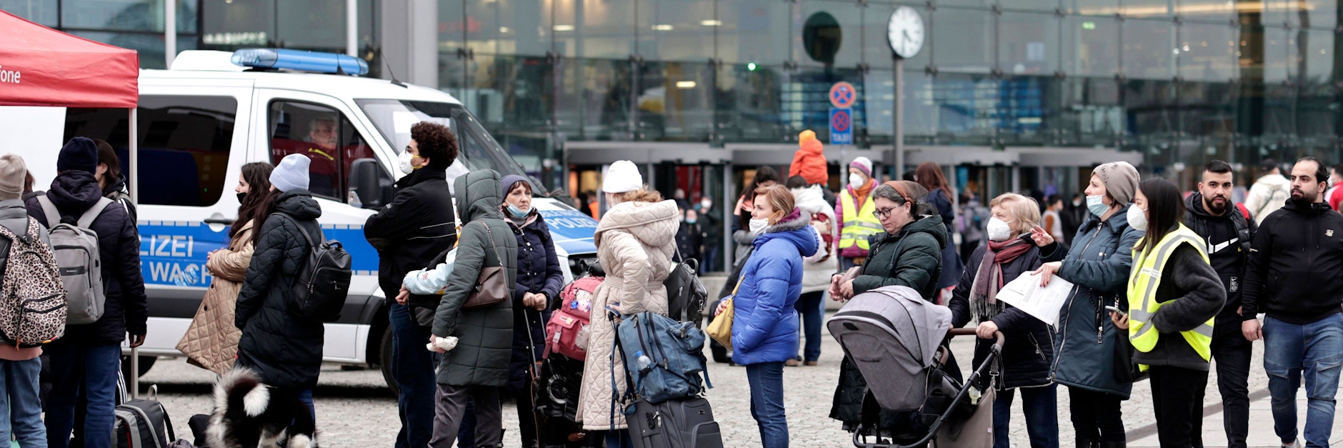 Kriegsflüchtlinge aus der Ukraine kommen am Berliner Hauptbahnhof an. Auf dem Washingtonplatz, direkt vor dem Hauptbahnhof, hat sich eine Menschenschlange vor einem Vodafonestand gebildet.