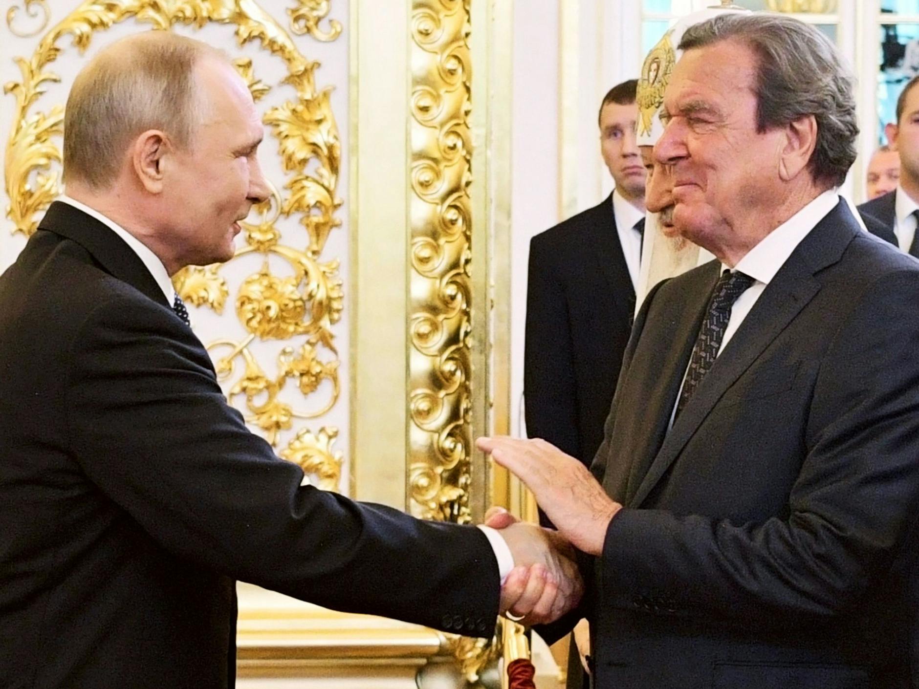 Wladimir Putin (l) und Gerhard Schröder bei einem Treffen im Kreml im Mai 2018.