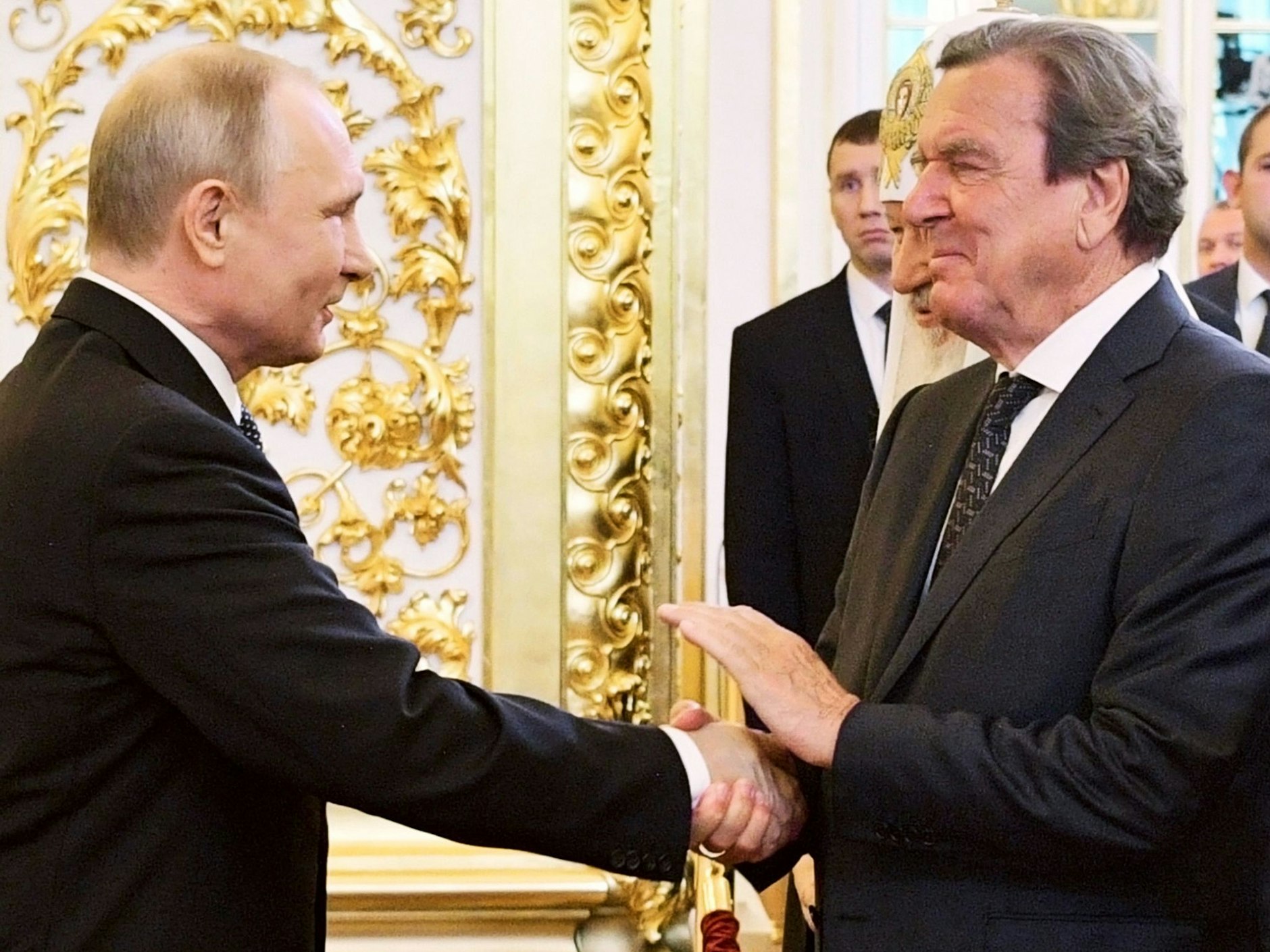 Wladimir Putin (l) und Gerhard Schröder bei einem Treffen im Kreml im Mai 2018.