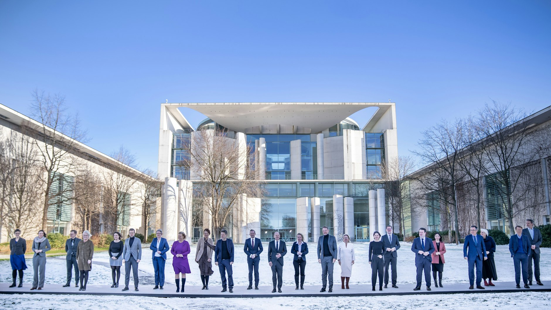 Klausurtagung: Bundeskanzler Olaf Scholz steht mit dem Kabinett vor dem Bundeskanzleramt. Das war im Januar. Schwerpunkte der Beratungen waren die deutsche G7-Präsidentschaft und die Beschleunigung von Zukunftsinvestitionen. Jetzt beherrscht der Krieg die Diskussion.