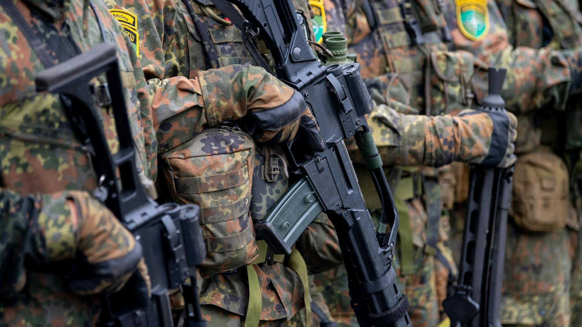 Die Bundeswehr soll ein Sondervermögen von 100 Milliarden Euro für Rüstungsvorhaben erhalten. Auch die Soldaten sollen bessere Ausrüstung bekommen.